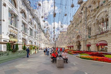 Moskova, Rusya - 28 Temmuz 2019: Güneşli yaz sabahında Moskova'da dekore edilmiş Nikolskaya caddesinin panoraması. Popüler turistik simgesel yapı