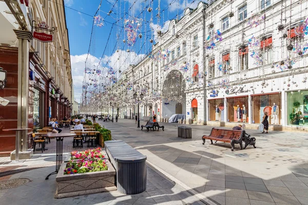 Москва, Россия - 28 июля 2019 года: Популярная туристическая достопримечательность Никольская улица в Москве солнечным летним утром на фоне голубого неба с белыми облаками — стоковое фото