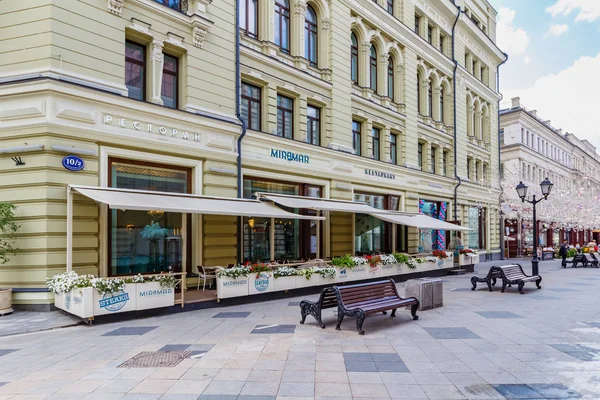 Moskau, russland - 28. juli 2019: große gläserne vitrinen des restaurants in der nikolskaja straße in moskau an einem sonnigen sommermorgen. Beliebtes touristisches Wahrzeichen Moskaus — Stockfoto