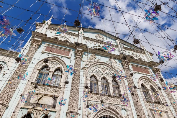 Moscú, Rusia - 28 de julio de 2019: Vista de la imprenta sinodal en la calle Nikolskaya de Moscú. Arquitectura del centro histórico de Moscú Imágenes De Stock Sin Royalties Gratis