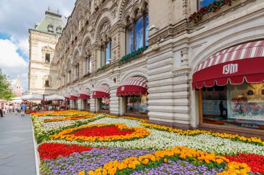 Moskova, Rusya - 28 Temmuz 2019: Güneşli yaz gününde Moskova'da Gum State Department Store Cephesi. Kırmızı meydandan görünüm
