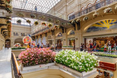 Moskova, Rusya - 28 Temmuz 2019: Moskova'daki Kızıl Meydan'daki Gum State Department Store'da vitrinlere karşı çiçek tarhları. Sakız Geleneksel Yıllık Çiçek Festivali