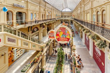 Moskova, Rusya - 28 Temmuz 2019: Güneşli yaz gününde Gum State Department Store'un Interiors' ı. Sakız Moskova'da Kızıl meydanda popüler turistik dönüm noktası