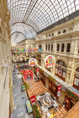 Moskova, Rusya - 28 Temmuz 2019: Moskova'daki Kızıl Meydan'daki Gum State Department Store'da renkli mobilyalı kafe. Güneşli yaz gününde sakız mimarisi