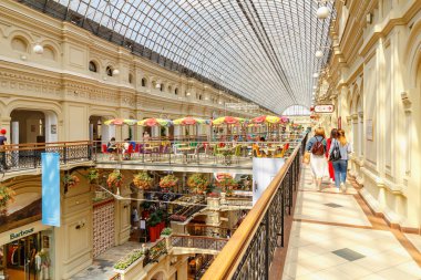 Moskova, Rusya - 28 Temmuz 2019: Güneşli yaz gününde Gum State Department Store'daki yaya köprüsünde renkli şemsiyeler bulunan kafe. Moskova'da Kırmızı meydanda Sakız İç