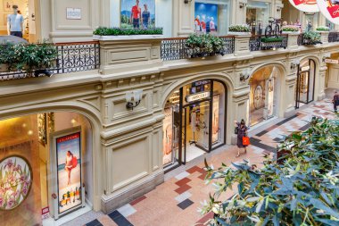 Moskova, Rusya - 28 Temmuz 2019: Kırmızı meydandaki Gum State Store'da Articoli'nin vitrininin en iyi görünümü. Sakız Moskova tarihi merkezinin popüler turistik yerdir