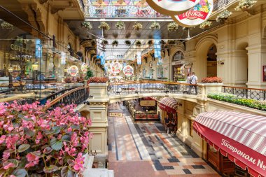 Moskova, Rusya - 28 Temmuz 2019: Çiçeklerle süslenmiş Gum State Department Store'un Iç Mekanları. Moskova'da Kırmızı kare Gum Geleneksel yıllık Çiçek Festivali