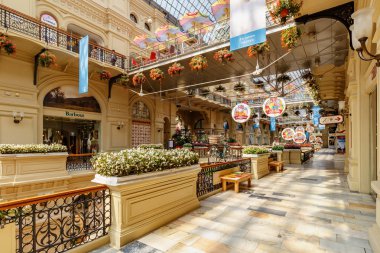 Moskova, Rusya - 28 Temmuz 2019: Kırmızı Meydan'daki Gum State Store'un Mimarisi. Sakız Moskova tarihi merkezinin popüler turistik dönüm noktası