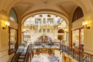 Moskova, Rusya - 28 Temmuz 2019: Sakız Mimarisi. Moskova'da Kırmızı meydanda Gum Dışişleri Mağazası İç