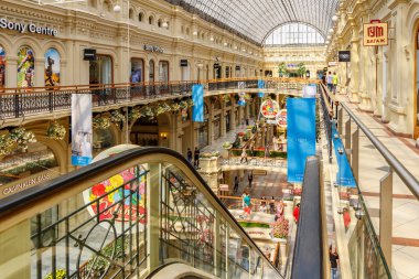 Moskova, Rusya - 28 Temmuz 2019: Güneşli yaz gününde yürüyen merdivenden Gum State Department Store'un iç mekanlarının görünümü. Moskova'da Kırmızı kare Sakız popüler turistik yerdir