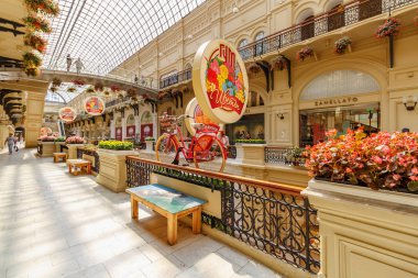 Moskova, Rusya - 28 Temmuz 2019: Gum güneşli yaz gününde Zanellato mağaza vitrini. Gum Dışişleri Bakanlığı Mağaza Kırmızı kare Moskova'da popüler turistik yerdir