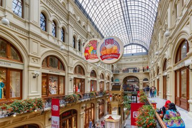 Moskova, Rusya - 28 Temmuz 2019: Gum State Store iç mekanlarının panoraması. Kırmızı meydanda Sakız Moskova'da popüler turistik yerdir