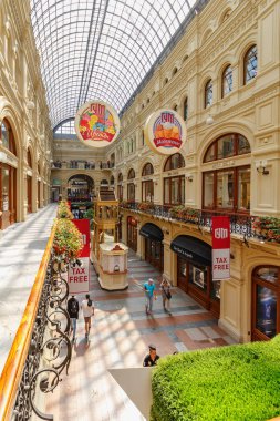 Moskova, Rusya - 28 Temmuz 2019: Güneşli yaz gününde Gum'da sokaklar ve vitrinler. Moskova'da Kırmızı meydanda Gum Dışişleri Bölümü Mağaza ünlü turistik yerdir