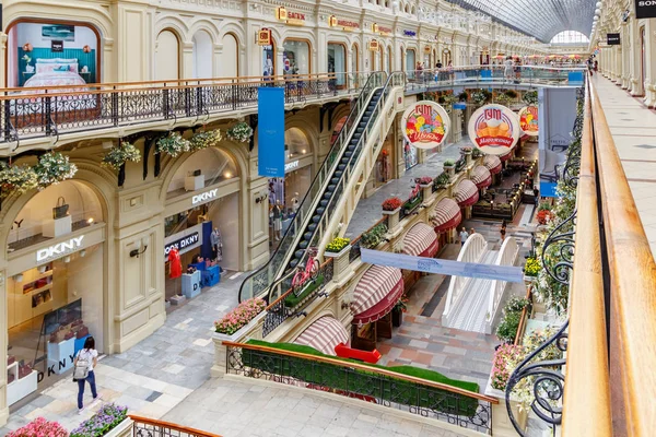Moscú, Rusia - 28 de julio de 2019: Tiendas DKNY en callejón en GUM State Department Store en la Plaza Roja de Moscú. GUM arquitectura en el día de verano — Foto de Stock