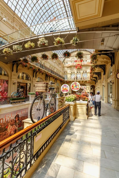 Moscú, Rusia - 28 de julio de 2019: Puente sobre el callejón en GUM State Department Store a la luz del sol en el día de verano. Arquitectura de GUM en la Plaza Roja de Moscú — Foto de Stock