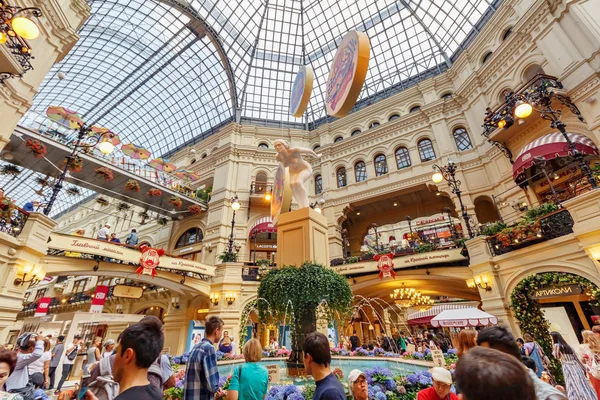 Moscú, Rusia - 28 de julio de 2019: Fuente en el centro de GUM State Department Store en la Plaza Roja de Moscú. Interiores de GUM — Foto de Stock