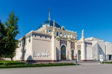 Moskova, Rusya - 22 Temmuz 2019: Güneşli yaz sabahında Moskova'daki Vdnh parkında Kazakistan Cumhuriyeti Pavyonu. Vdnh mimarisi