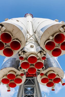 Moskova, Rusya - 22 Temmuz 2019: Moskova'daki Vdnh parkında sovyet uzay roketi Vostok'un motorları güneşli yaz gününde mavi gökyüzü arka planında yakın çekim yaptı. Vdnh park popüler turistik dönüm noktası