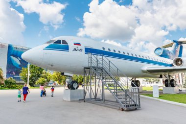 Moskova, Rusya - 22 Temmuz 2019: Sovyet yolcu uçağı Yakovlev Yak-42 Moskova'daki Vdnh parkında güneşli yaz gününde yakın çekim