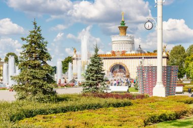 Moskova, Rusya - 22 Temmuz 2019: Moskova'da Vdnh üzerinde sokaktan pavyon Ukrayna ve çeşme Taş çiçek görünümü. Güneşli yaz sabahı Vdnh parkın dış