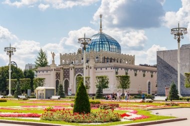 Moskova, Rusya - 22 Temmuz 2019: Moskova'da güneşli yaz sabahında Vdnh. Vdnh park mimarisi kazakistan Cumhuriyeti Pavyonu
