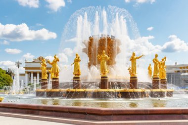Moskova, Rusya - 22 Temmuz 2019: Güneşli yaz gününde beyaz bulutlarla mavi gökyüzüne karşı Halkların Dostluğu Çeşmesi. Vdnh park popüler turistik dönüm noktası