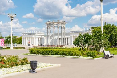 Moskova, Rusya - 22 Temmuz 2019: Vdnh park ın dış cephesi. Sokaklar ve yeşil çimlere karşı güneşli yaz sabahı Moskova'da Vdnh Pavilions