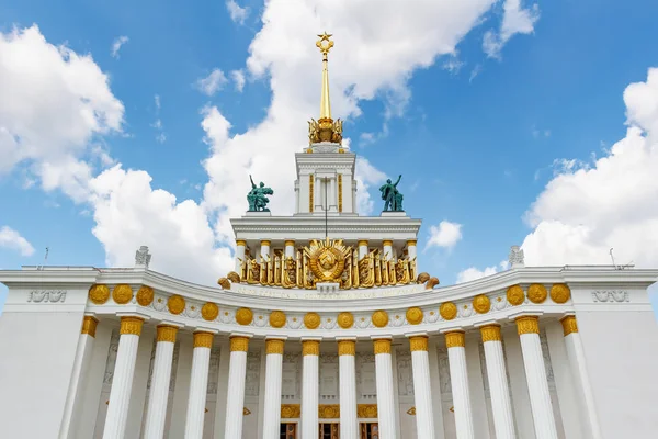 Moscou, Rússia - 22 de julho de 2019: Fachada do pavilhão URSS em VDNH em Moscou contra o céu azul com nuvens brancas. Arquitetura do parque VDNH no dia ensolarado de verão — Fotografia de Stock