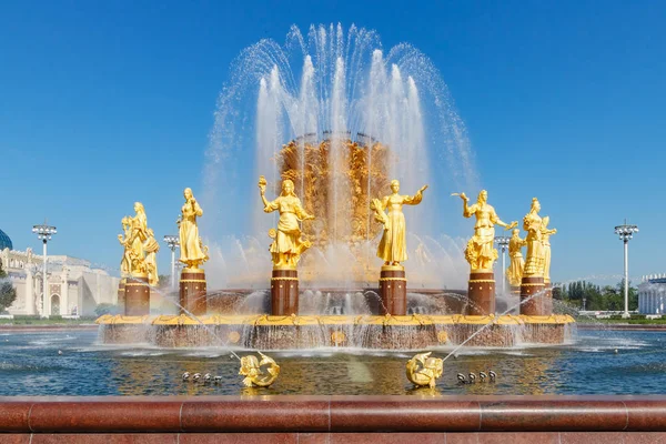 Moscú, Rusia - 22 de julio de 2019: Fuente de la amistad de los pueblos en el parque VDNH en Moscú contra el cielo azul en el día de verano. Exposición de logros de la economía nacional es un hito turístico popular — Foto de Stock