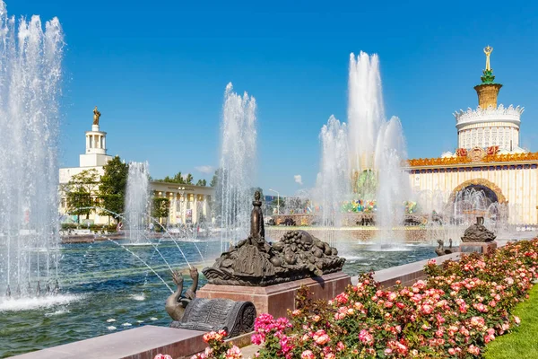 Moskova, Rusya-22 Temmuz 2019: VDNH parkta taş çiçek Çeşmesi güneşli yaz gününde mavi gökyüzüne karşı Moskova 'da. Ulusal Ekonomi başarıları sergi Rus popüler turistik dönüm noktasıdır