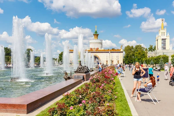 Moscú, Rusia - 22 de julio de 2019: Fuente de flores de piedra en el parque VDNH en Moscú contra el cielo azul en el soleado día de verano. Exposición de logros de la economía nacional es un hito turístico popular ruso — Foto de Stock