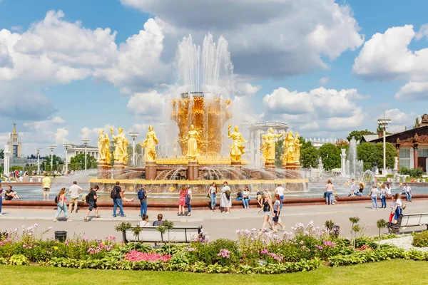 Moscú, Rusia - 22 de julio de 2019: Fuente Amistad de los Pueblos en el parque VDNH en Moscú contra el cielo azul con nubes blancas en el soleado día de verano. Arquitectura del parque VDNH — Foto de Stock