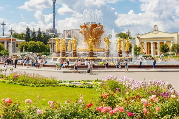 Moscú, Rusia - 22 de julio de 2019: Fuente Amistad de los Pueblos en el parque VDNH en Moscú sobre un fondo de flores en el césped verde en el soleado día de verano. El parque VDNH es un popular punto de referencia turístico — Foto de Stock