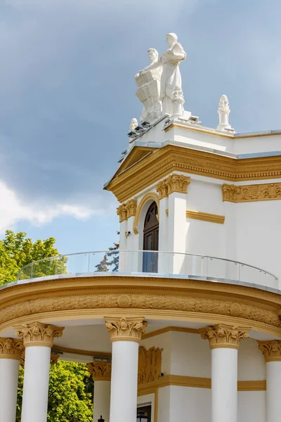 Moscú, Rusia - 22 de julio de 2019: Exterior del pabellón RSFSR en el parque VDNH en Moscú. Arquitectura del parque VDNH en el día de verano — Foto de Stock