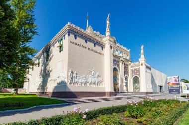 Moskova, Rusya - 22 Temmuz 2019: Güneşli yaz sabahında yeşil çimve mavi gökyüzüne karşı Moskova'daki Vdnh'de Kazakistan Cumhuriyeti Pavyonu. Vdnh park mimarisi