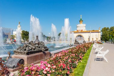 Moskova, Rusya-22 Temmuz 2019: VDNH parkta taş çiçek Çeşmesi güneşli yaz gününde mavi gökyüzüne karşı Moskova 'da. Ulusal Ekonomi başarıları sergi Rus popüler turistik dönüm noktasıdır