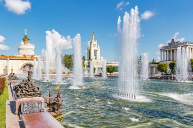 Moskova, Rusya-22 Temmuz 2019: VDNH parkta taş çiçek Çeşmesi güneşli yaz gününde mavi gökyüzüne karşı Moskova 'da. Ulusal Ekonomi başarıları sergi Rus popüler turistik dönüm noktasıdır