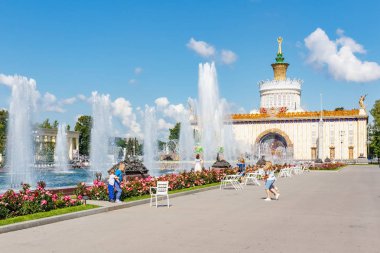 Moskova, Rusya-22 Temmuz 2019: VDNH parkta taş çiçek Çeşmesi güneşli yaz gününde mavi gökyüzüne karşı Moskova 'da. Ulusal Ekonomi başarıları sergi Rus popüler turistik dönüm noktasıdır