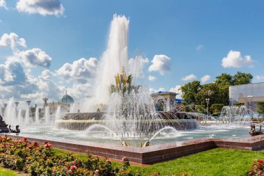 Moskova, Rusya-22 Temmuz 2019: VDNH parkta taş çiçek Çeşmesi güneşli yaz gününde mavi gökyüzüne karşı Moskova 'da. Ulusal Ekonomi başarıları sergi Rus popüler turistik dönüm noktasıdır