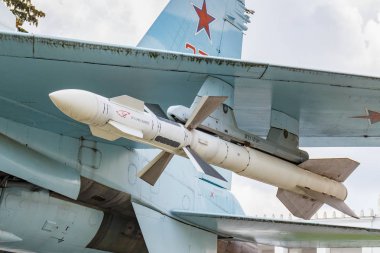 Moskova, Rusya - 22 Temmuz 2019: Rus savaş uçağı-bombardıman uçağı Su-27'nin kanatları altında roket. Güneşli yaz gününde Moskova'da Vdnh parkı