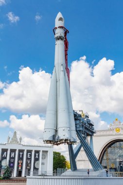 Moskova, Rusya - 22 Temmuz 2019: Moskova'daki Vdnh parkında, güneşli yaz gününde mavi gökyüzüne karşı Kosmos pavyonu önünde meydanda Sovyet uzay roketi Vostok. Vdnh park popüler turistik dönüm noktası
