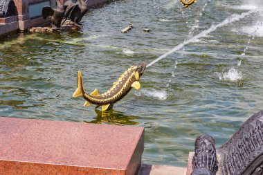 Moskova, Rusya-22 Temmuz 2019: VDNH parkta taş çiçek Çeşmesi güneşli yaz gününde mavi gökyüzüne karşı Moskova 'da. Ulusal Ekonomi başarıları sergi Rus popüler turistik dönüm noktasıdır