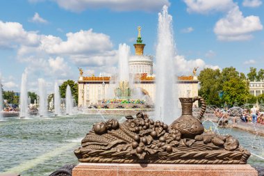 Moskova, Rusya-22 Temmuz 2019: VDNH parkta taş çiçek Çeşmesi güneşli yaz gününde mavi gökyüzüne karşı Moskova 'da. Ulusal Ekonomi başarıları sergi Rus popüler turistik dönüm noktasıdır