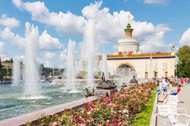 Moskova, Rusya-22 Temmuz 2019: VDNH parkta taş çiçek Çeşmesi güneşli yaz gününde mavi gökyüzüne karşı Moskova 'da. Ulusal Ekonomi başarıları sergi Rus popüler turistik dönüm noktasıdır