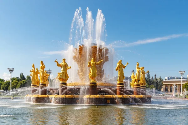 Moscú, Rusia - 22 de julio de 2019: Fuente Amistad de los Pueblos en el parque VDNH en Moscú primer plano en el soleado día de verano contra el cielo azul. El parque VDNH es un popular punto de referencia turístico ruso — Foto de Stock