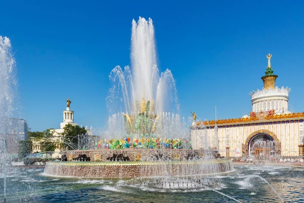 Moscú, Rusia - 22 de julio de 2019: Fuente de flores de piedra en el parque VDNH en Moscú contra el cielo azul en el soleado día de verano. Exposición de logros de la economía nacional es un hito turístico popular ruso — Foto de Stock