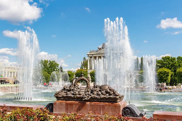 Moscú, Rusia - 22 de julio de 2019: Fuente de flores de piedra en el parque VDNH en Moscú contra el cielo azul en el soleado día de verano. Exposición de logros de la economía nacional es un hito turístico popular ruso — Foto de Stock