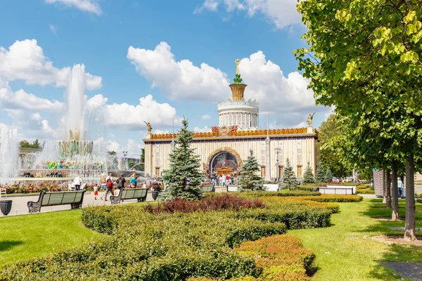 Moscú, Rusia - 22 de julio de 2019: Parque VDNH en la soleada mañana de verano. VDNH es un popular punto de referencia turístico en Moscú — Foto de Stock