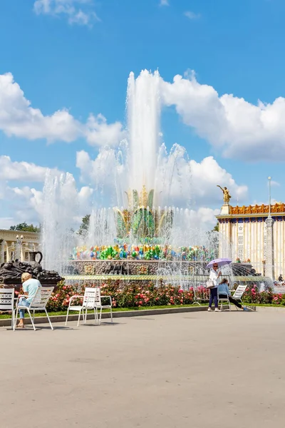 Moscú, Rusia - 22 de julio de 2019: Fuente de flores de piedra en el parque VDNH en Moscú contra el cielo azul en el soleado día de verano. Exposición de logros de la economía nacional es un hito turístico popular ruso — Foto de Stock