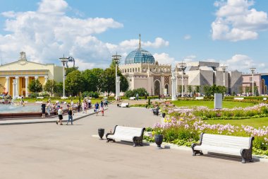 Moskova, Rusya - 22 Temmuz 2019: Güneşli yaz gününde Vdnh parkında Çeşme Halk Dostluğu'nun yakınındaki meydanın manzarası. Vdnh Moskova'da popüler turistik yerdir